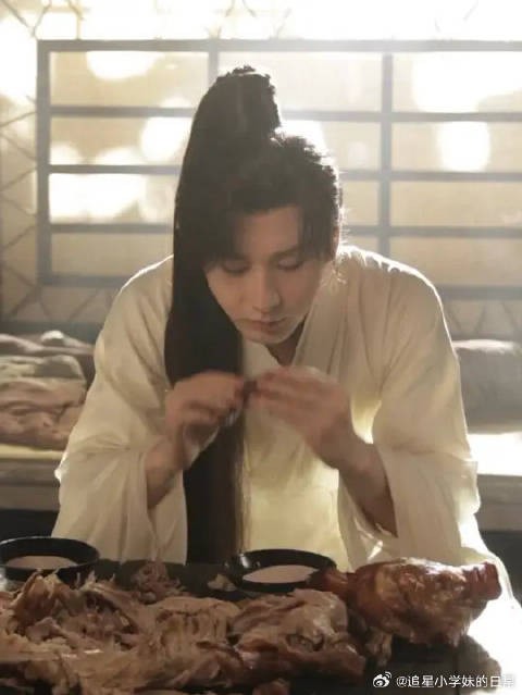 其实是桌上烤乳猪动的手，你信吗