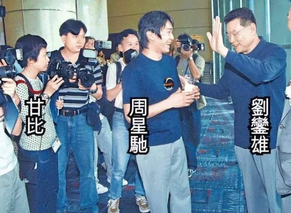 刘銮雄太宠老婆了！甘比出席活动，戴一整套帝王紫宝石超显富贵！