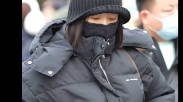 秦岚雪中现身马年春晚彩排，黑色羽绒服难掩惊艳颜值