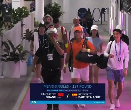 商竣程前往赛场 比赛马上开始咯 团队好强大