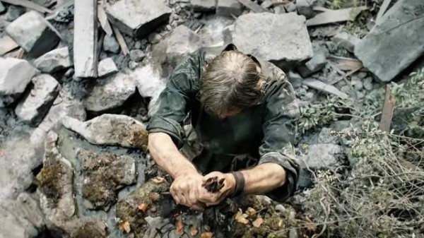 男人用魔剑开启机关，本想解决干旱不料却引发了灭顶灾难