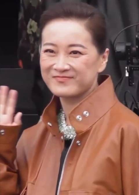 贾玲新造型引热议，身材变化显著