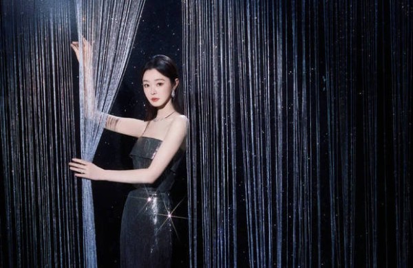 宋轶轻启珠帘，侧身而立尽显清冷气质。