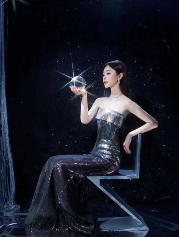 宋轶持水晶球端坐，光影交织尽显冷艳质感。