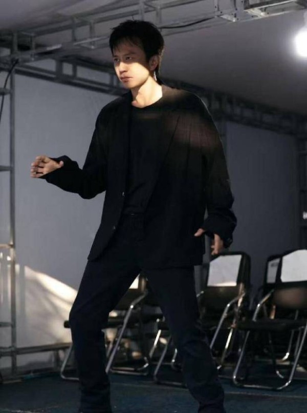 邓超瘦身成功。