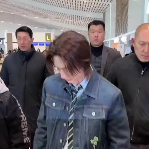 黄铉辰出发巴黎时装周，参加Dior大秀