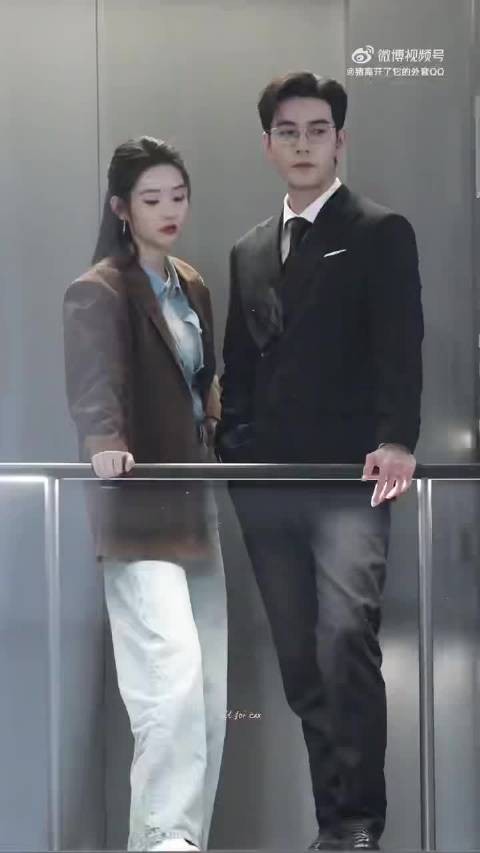 陈星旭金丝眼镜造型亮相《突然的喜欢》片场