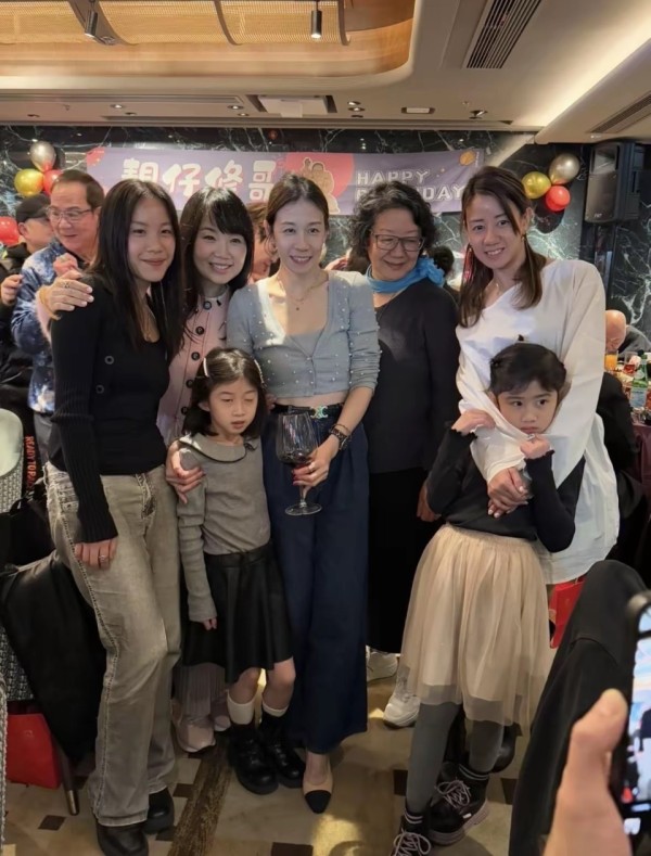 94岁胡枫寿宴众星云集，穿印花上衣时髦不显老，4个曾孙好惹眼