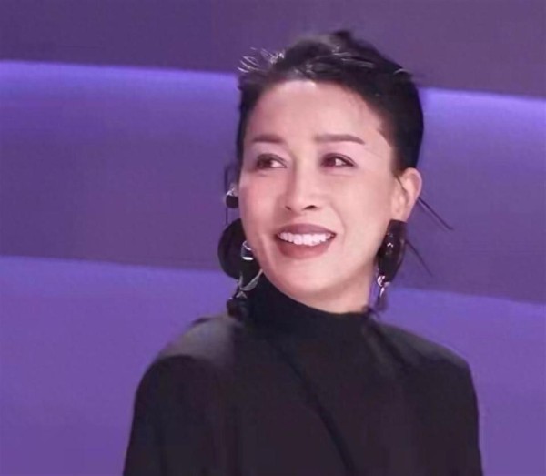 天呐，58岁那英改头换面，越来越漂亮，像变了个人似的