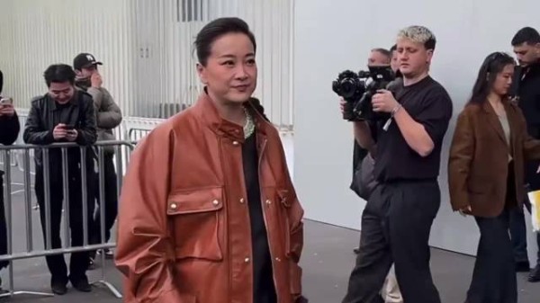 贾玲亮相米兰时装周瘦身明显，与马龙许光汉同框