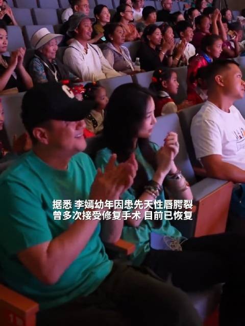 王菲女儿李嫣跟爸爸李亚鹏参加活动，被点名后大方起身挥手致意