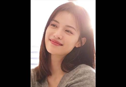 为了阻止女儿嫁给渣男，母亲穿上婚纱代替她坐上婚车