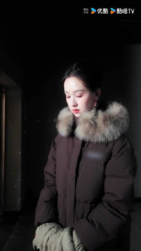 陈都灵古典造型亮相网络视听盛典，比心甜笑引期待