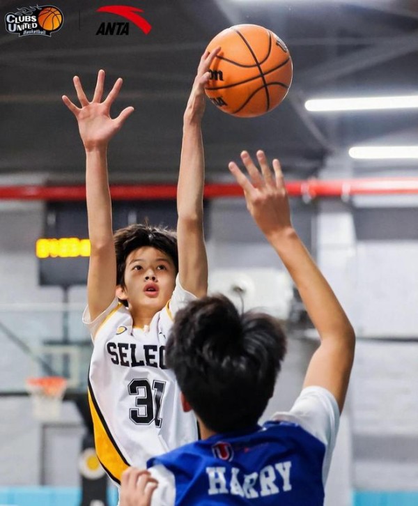 孙俪邓超家14岁儿子打球帅呆了！身高直逼1.8米，表现专业有范！