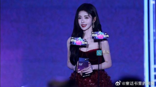 巅峰盛典红毯 鞠婧祎领奖直拍，恭喜小鞠！