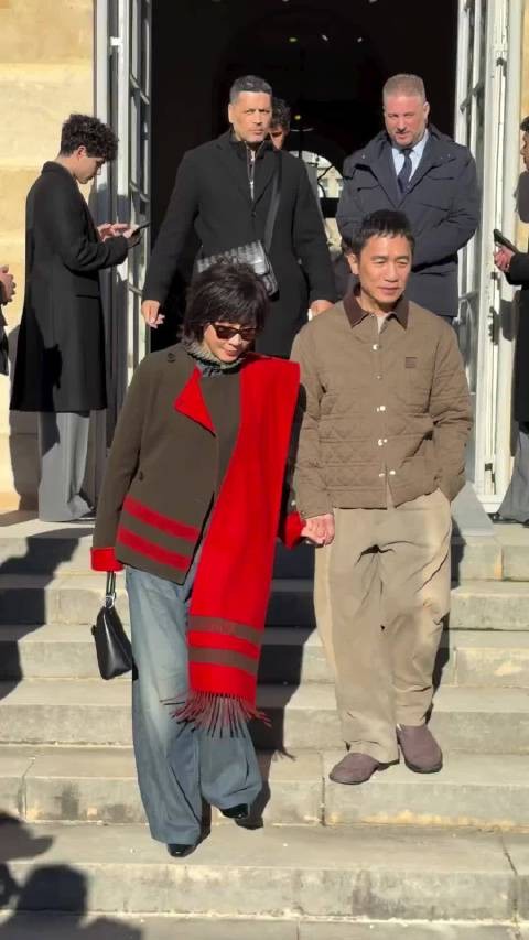 梁朝伟刘嘉玲现身Dior大秀， 梁朝伟还是那么i哈哈哈，紧抓着刘嘉玲不放