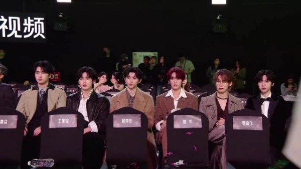 邓恩熙路过，丁程鑫眼睛都亮了，用脸打招呼太可爱了丨星光大赏