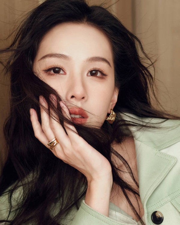 陈都灵浅绿造型释出！托腮甜笑春日感拉满