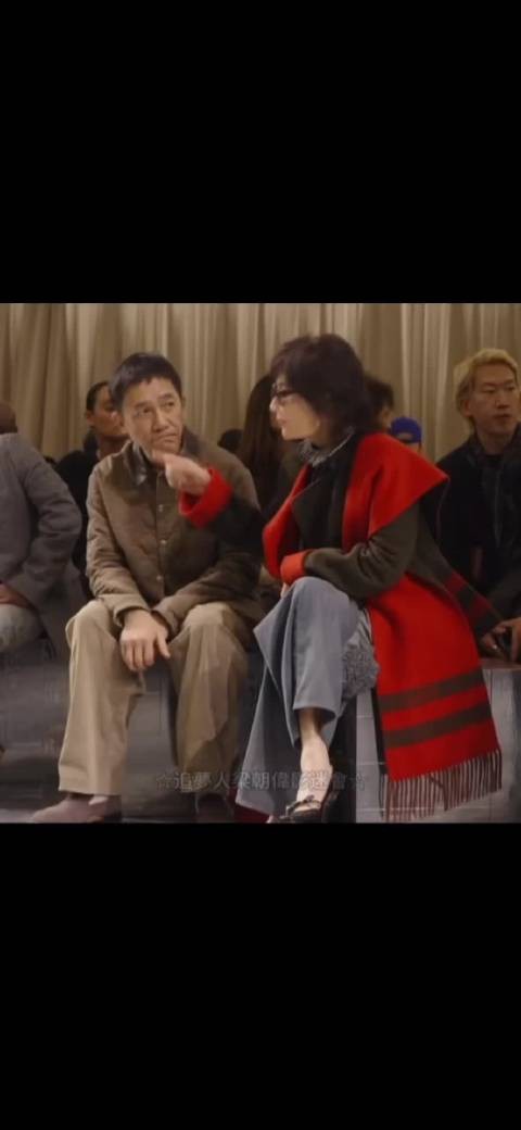 梁朝伟刘嘉玲同框看秀咬耳聊天，相伴40年恩爱如初