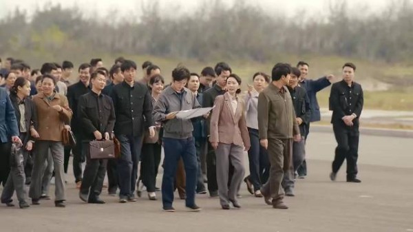 赵丽颖黄晓明下乡考察引关注,凉鞋抢镜成焦点