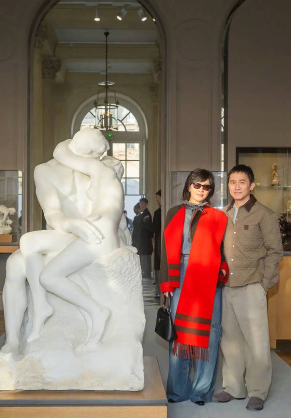 搜狐娱乐讯 近日，刘嘉玲梁朝伟罕见合体出席活动。二人穿搭简约默契，尽显优雅大方。