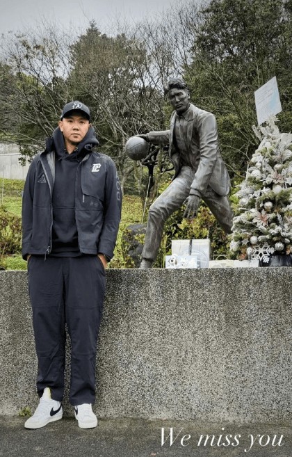 陈建州现身墓园探望高以翔，与铜像合影难掩悲伤