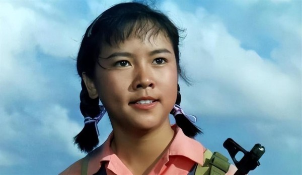 著名影星洪学敏现状：自然衰老气质佳，68岁仍未婚未育，定居香港