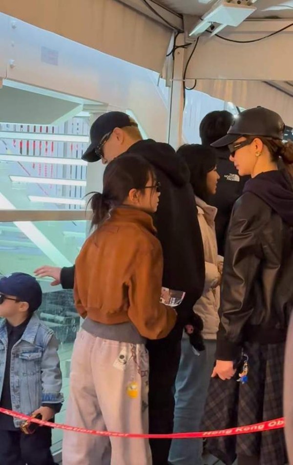 香港偶遇戚薇一家，seven穿姐姐外套毫无违和感，一家都是墨镜控
