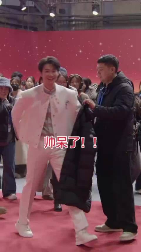 魏大勋网络视听盛典路透,这一身好看