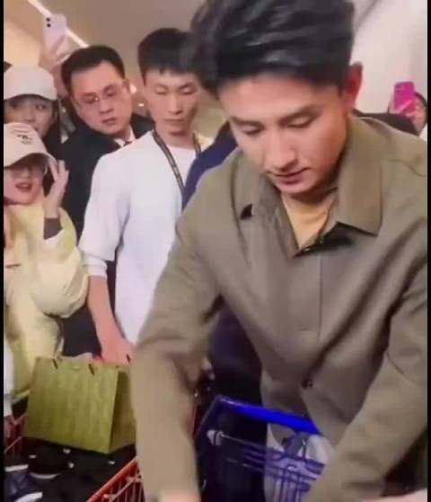 刘萧旭西装革履演霸总，扫楼推车显温柔