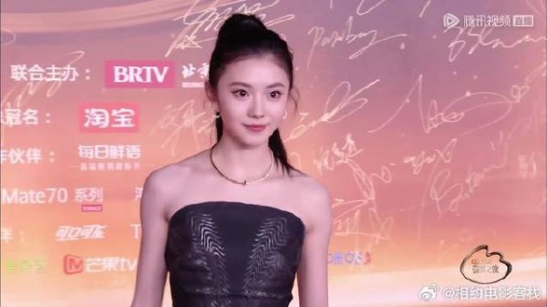 “淡颜女神”刘浩存，走红毯身穿高开叉黑色礼服，宛若仙女下凡