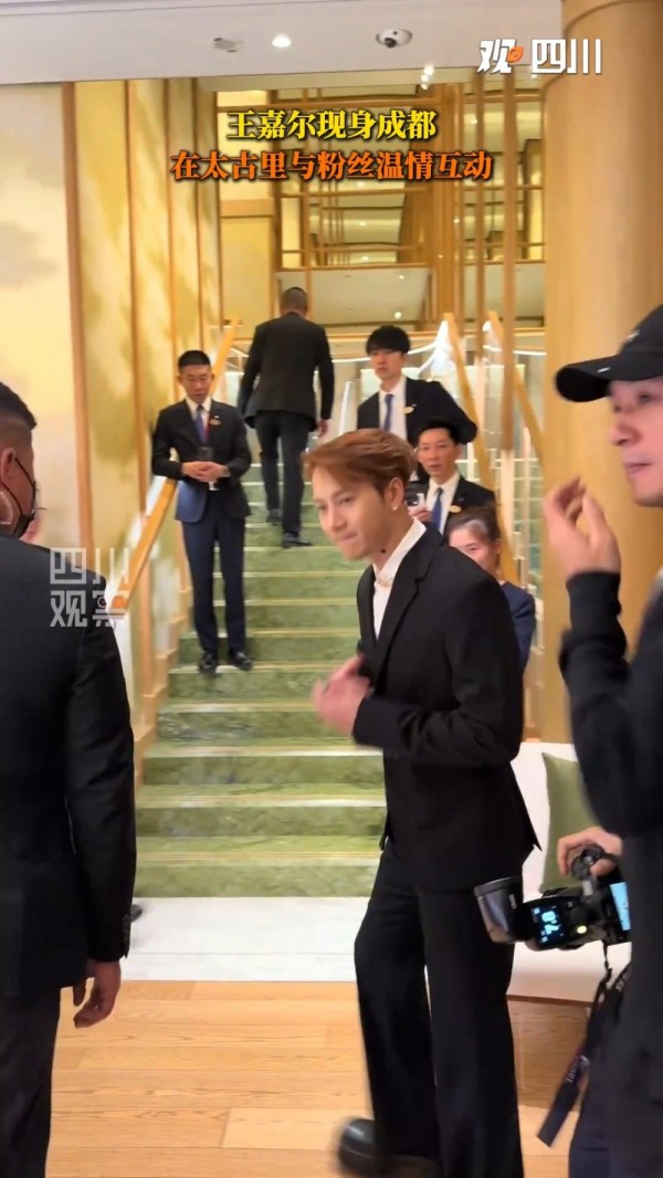 王嘉尔现身成都人气爆棚