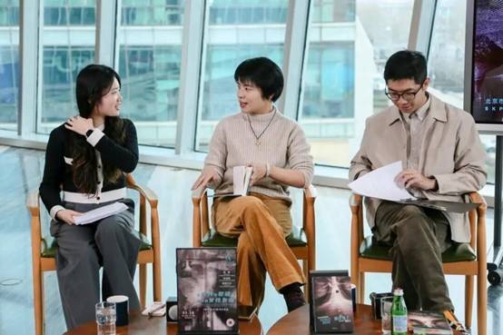 《抓住兔子》：在边界与裂缝中生长的女性友谊