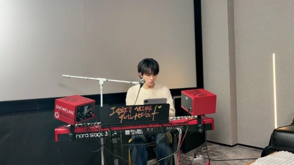 苏新皓直播弹唱stillalive，透露近期演出准备细节