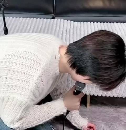 苏新皓回应年糕条调侃,自称手形俊美细长