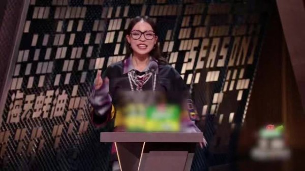 热狗摘墨镜遭VaVa调侃，黄子韬或拒给链子