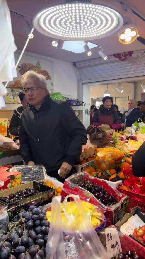 英伟达CEO黄仁勋现身上海陆家嘴菜市场
