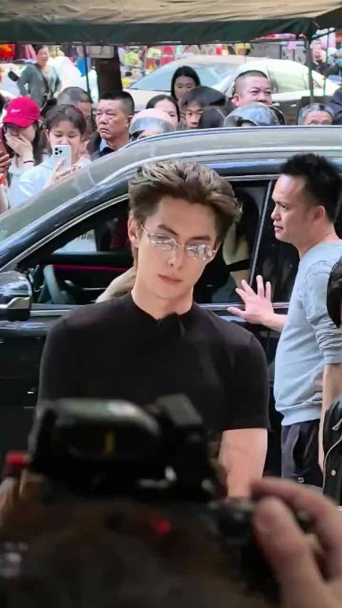 王鹤棣背头黑T造型亮相，迷彩裤眼镜演绎斯文败类