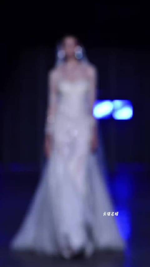 李晨走秀小意外展现超模素养，爬起来的速度干净利索