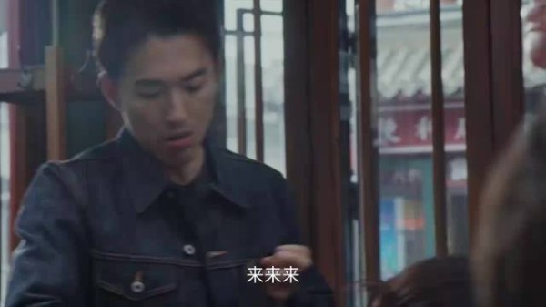 轻年:岳母刚去世,女婿就拿遗像来争家产,大叔一个酒瓶现场开瓢!