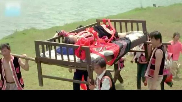 结婚第二天就被抬回娘家，新娘却满脸笑容的睡在床上