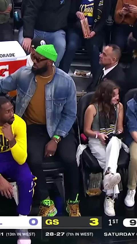 当偶像突然坐在你身边，你会是什么反应呢？