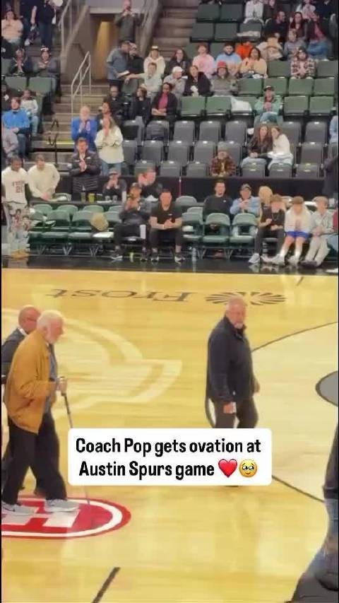 波波维奇现在拄着拐棍，在工作人员的搀扶下走路…祝好吧