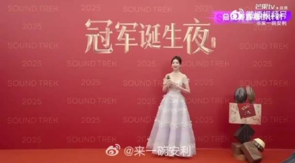 那姐这穿搭太时髦了！黑丝长腿，身材倍儿棒