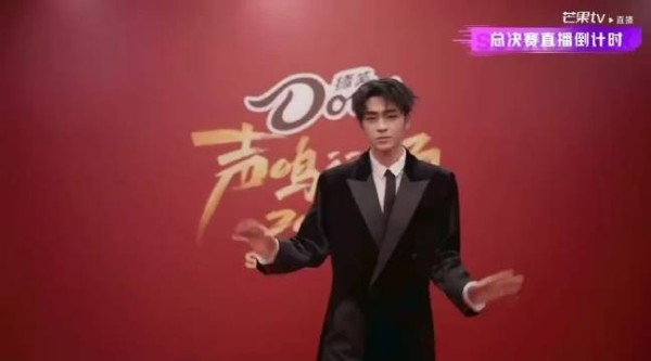 张卓尔穿张凌赫同款走红毯气场全开