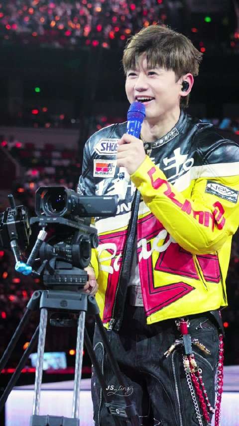 张杰成都演唱会黄毛造型引热议,少年感十足