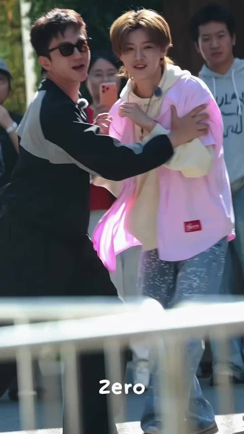 邓超鹿晗五哈路透完全“父慈子孝” 这个鹿晗直接萌回男大了，萌之