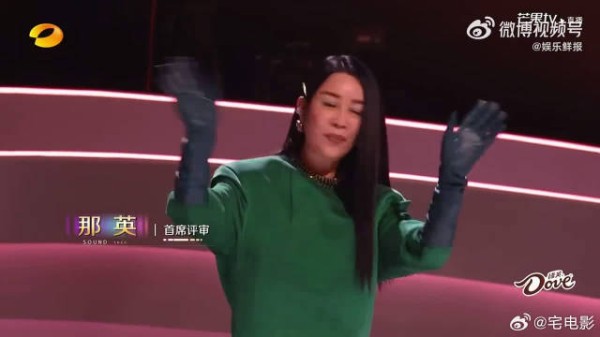 刷到华晨宇西装白花造型，我直接拍大腿！这颜值这气质，真的太绝了