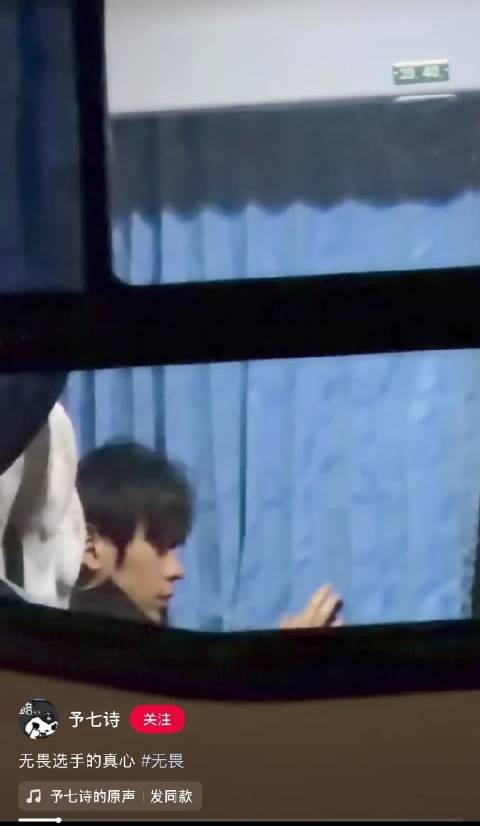 真崩溃了 又是上车立刻手机横屏开始看比赛