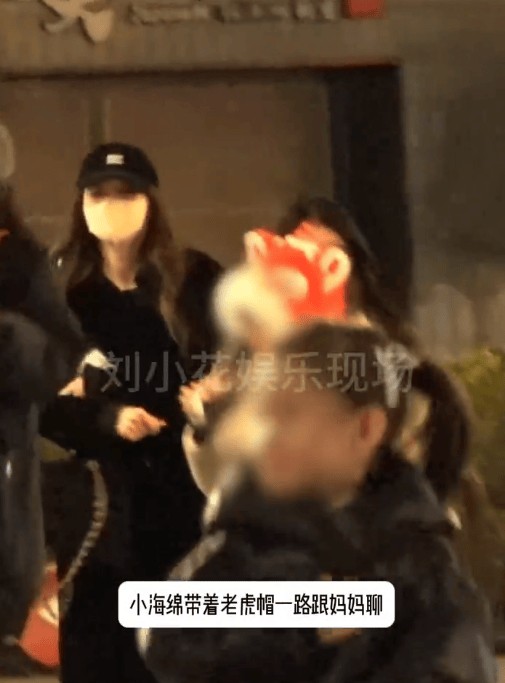 小海绵戴着老虎帽和妈妈聊天，可爱又活泼。